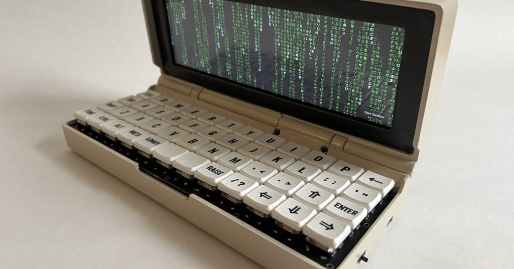 Penkesu is een handgemaakte laptopcomputer met een mechanisch toetsenbord