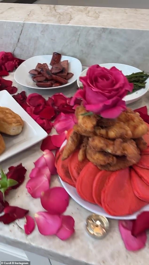 WL!  Cardi's Valentijnsdag wordt getrakteerd op een uitgebreide brunch bestaande uit rode pannenkoeken, bacon, koekjes, garnalen en fruit.