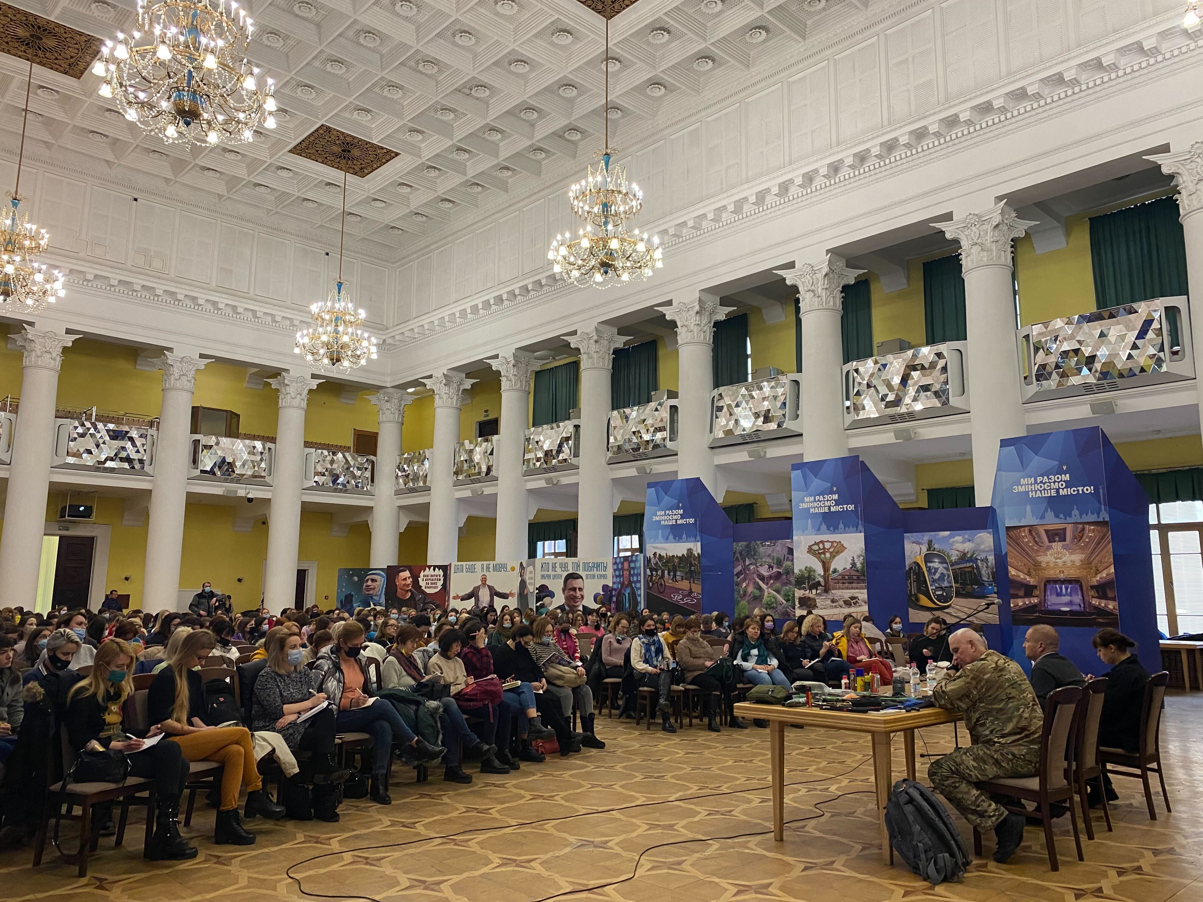 Ongeveer 240 vrouwen woonden zaterdag overlevingsoefeningen bij in het stadhuis van Kiev.