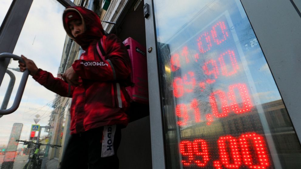 De roebel daalt scherp met de beet van sancties, waardoor Russen naar de banken worden gestuurd