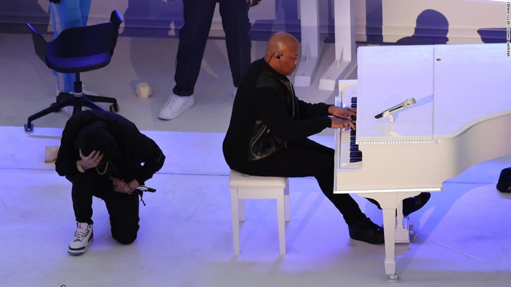 Dr. Dre vertelt over Eminem die zijn knie pakt in de Super Bowl