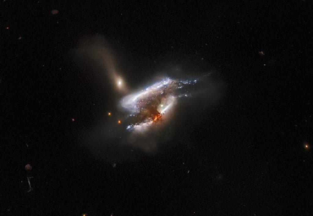 Drie sterrenstelsels scheuren elkaar uit elkaar in deze verbluffende nieuwe Hubble-telescoopafbeelding