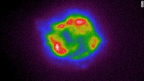 Dit IXPE-beeld bepaalt de intensiteit van de röntgenstraling afkomstig van Cassiopeia A. De kleuren, waaronder koel paars, blauw, rood en wit, komen overeen met de toegenomen helderheid van de röntgenstralen. 