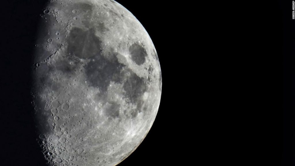 Ruimteafval zal neerstorten aan de andere kant van de maan