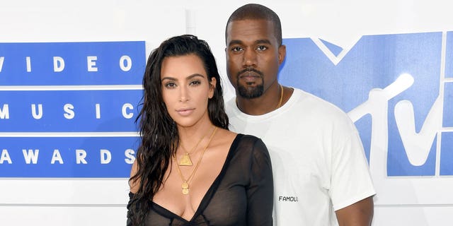 Kardashian heeft in februari 2021 de scheiding aangevraagd van West.