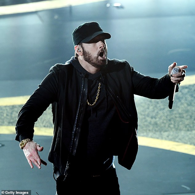 Record Recorder: Eminem schreef geschiedenis toen hij 73,5 miljoen nieuwe certificeringen ontving van het Gold and Platinum Program, waarmee hij de meest geëerde individuele muziekartiest in de RIAA-geschiedenis is;  Hij keek naar zijn optreden tijdens de 92e jaarlijkse Academy Awards in februari 2020