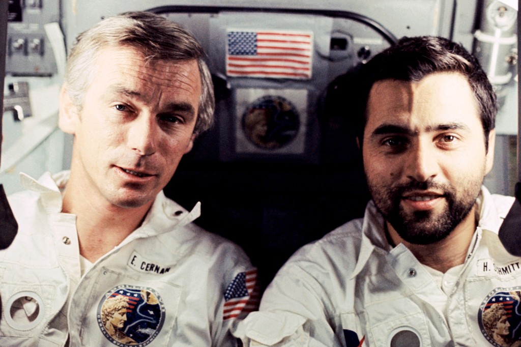 Astronaut Eugene A.  Cernan (links) en Harrison H.  Jack Schmidt maakte in 1972 deel uit van de beroemde Apollo 17-missie.