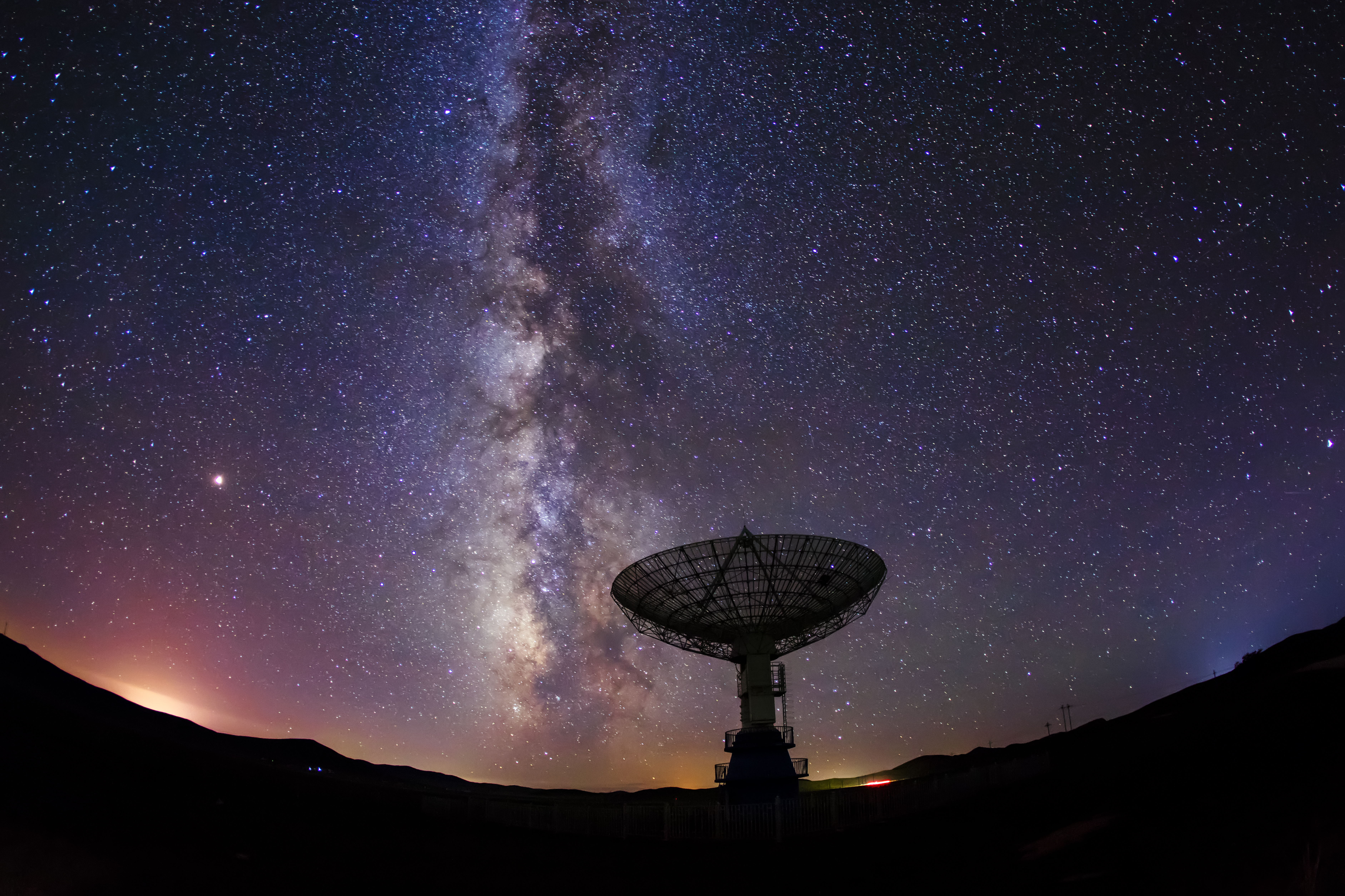 Radiotelescopen en de Melkweg 's nachts