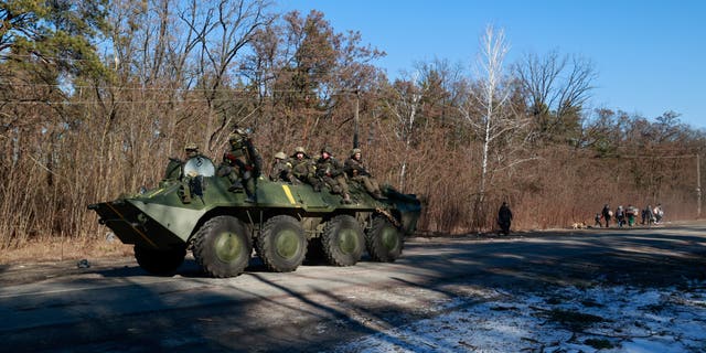 Leden van de Oekraïense strijdkrachten zitten op een militair voertuig te midden van de Russische invasie van Oekraïne, in de regio Vyshgorod bij Kiev, Oekraïne, 10 maart 2022.  
