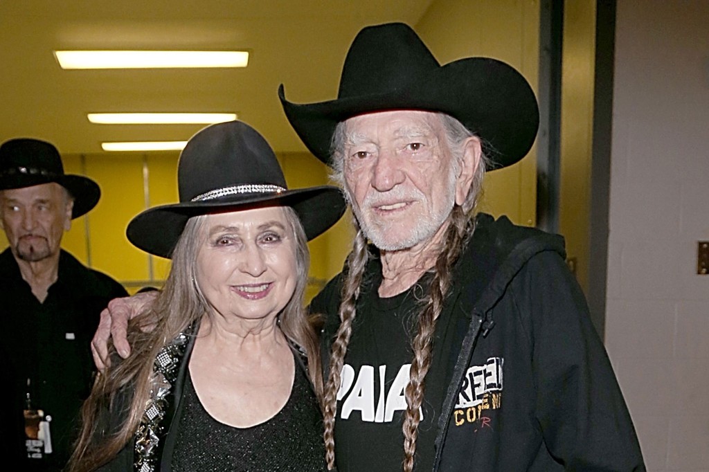 Willie Nelson's zus, bandgenoot Bobby is op 91-jarige leeftijd overleden