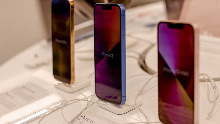 De nieuwste iPhone-modellen zijn te zien in de Store in Moskou, Rusland op 5 maart 2022. Apple heeft aangekondigd dat het is gestopt met de verkoop van al zijn producten in Rusland.  (Foto door Sefa Karacan/Anadolu Agency via Getty Images)