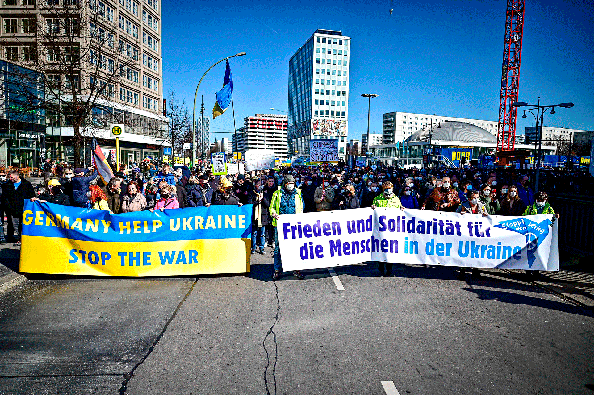 mensen doen mee "Stop de Oorlog!  Vrede en solidariteit voor de bevolking van Oekraïne" Een demonstratie in Berlijn, Duitsland, zondag 13 maart 2022.