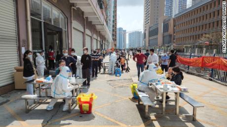 Bewoners staan ​​op 14 maart in de rij voor een Covid-19-test in Shenzhen, China.