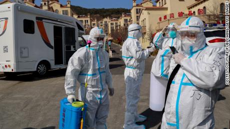 Werknemers voeren op 14 maart ontsmettingswerkzaamheden uit voor de preventie en bestrijding van epidemieën in Qingdao, China.