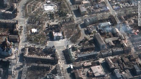 Dit satellietbeeld toont een verwoest theater in Mariupol, Oekraïne, dat op 16 maart 2022 werd gebombardeerd. 