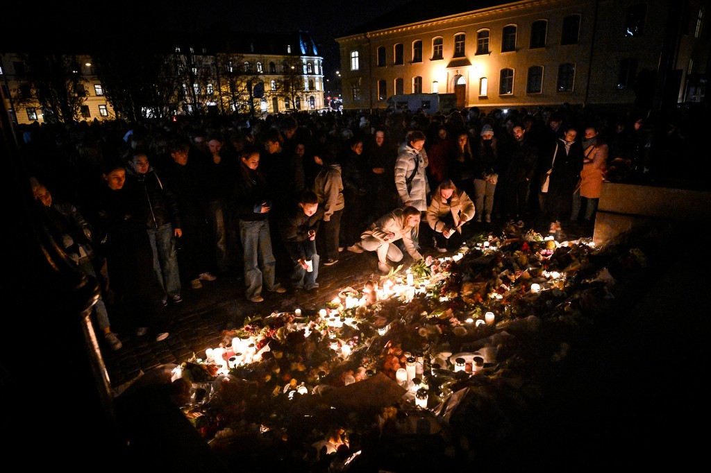 Mensen brengen hulde aan de twee leraren die op 22 maart 2022 zijn vermoord op de Latijnse School van Malmö.