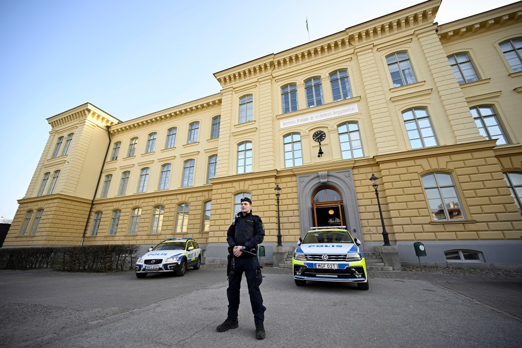 Een politieagent staat dinsdag 22 maart 2022 voor de Latijnse school van Malmö in Malmö, Zweden.
