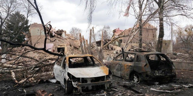 Auto's vernield na een nachtelijke luchtaanval op het dorp Bushev, 40 kilometer ten westen van Kiev, Oekraïne, vrijdag 4 maart 2022.
