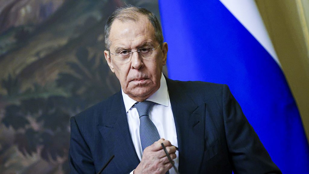 De Russische minister van Buitenlandse Zaken Lavrov waarschuwt voor een "directe botsing" met de NAVO