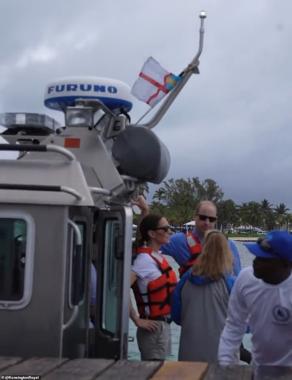 Veiligheid voorop: de hertog en hertogin van Cambridge dragen gistermiddag tijdens de Regatta op de Bahama's reddingsvesten