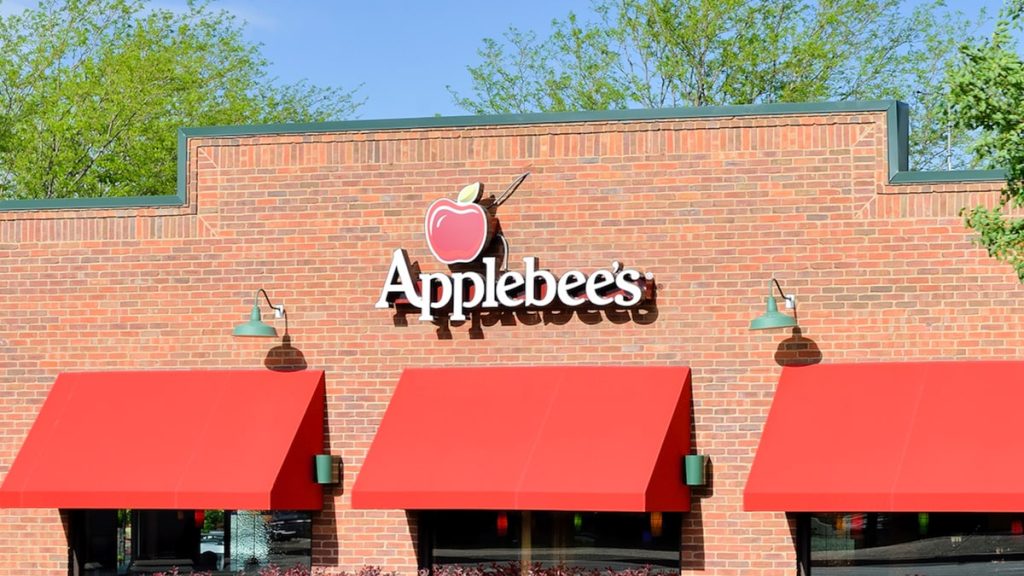 De franchise van Applebee verlaagt de lonen te midden van stijgende gasprijzen