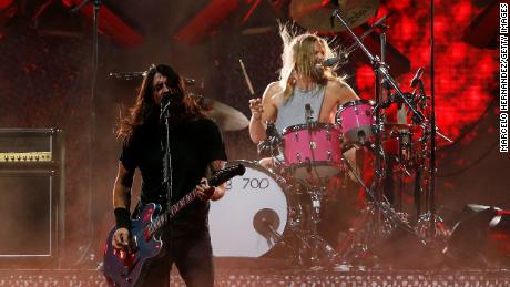 Dave Grohl en Taylor Hawkins van Foo Fighters treden op tijdens dag drie van Lollapalooza Chile 2022 in Parque Bicentenario Cerrillos in Santiago.
