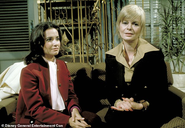TV-dierenarts: De ster is vooral bekend door het vertolken van Erica Kane in het ABC-dagdrama All My Children gedurende het hele shownetwerk dat liep van 1970 tot 2011. Links gezien met Elaine Letchworth, rechts