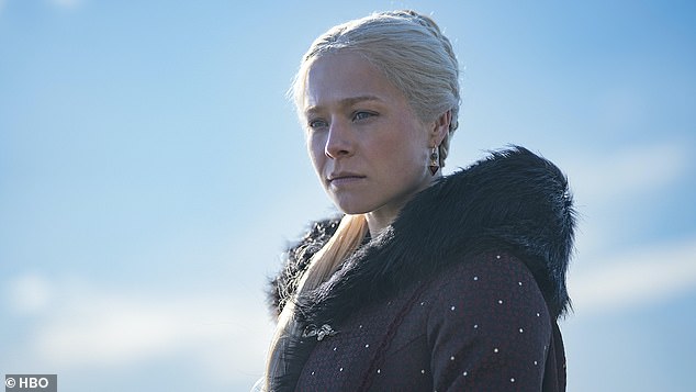 Update: Casey Bloys, Chief Content Officer van HBO, bood onlangs een aantal nieuwe updates aan over de Game Of Thrones-spin-off in een interview met TV Line, waarbij hij zinspeelde op de mogelijkheid van meer spin-offs in de maak;  Emma Darcy speelt prinses Rhinera Targaryen