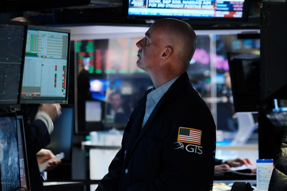 NEW YORK, NY - 28 MAART: Handelaren werken op de vloer van de New York Stock Exchange (NYSE) op 28 maart 2022 in New York City.  Na een positieve week voor aandelen daalde de Dow Jones Industrial Average in de ochtendhandel meer dan 100 punten.  (Foto door Spencer Platt/Getty Images)