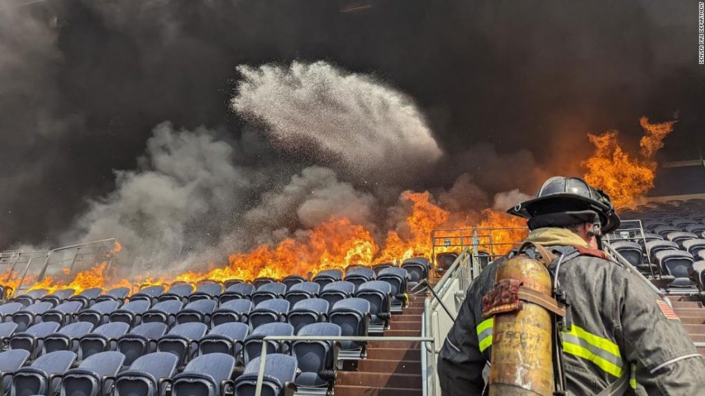 Broncos Stadium: Brandweer Denver blust een grote brand