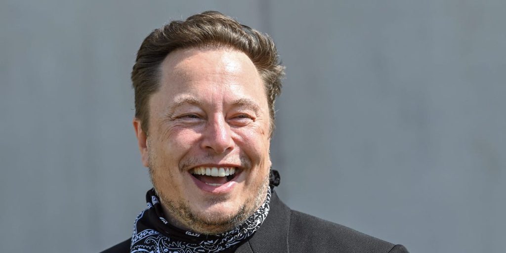 Elon Musk zegt dat hij naar een gebied met veel straling zal gaan en "lokaal geteeld voedsel op tv" zal eten