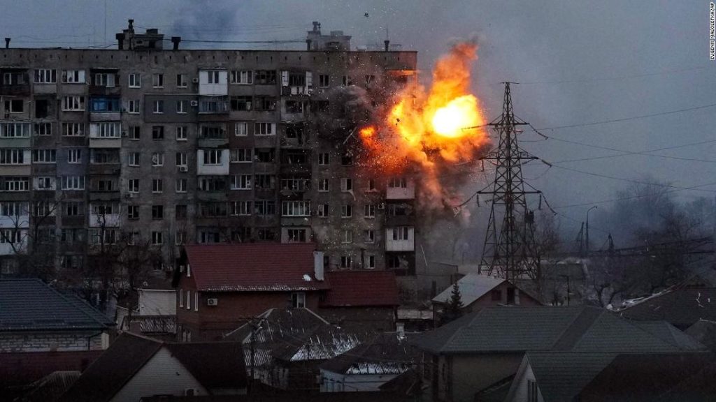 Explosies werden gehoord in Kiev toen Russische troepen aandringen in de buurt van de Oekraïense hoofdstad