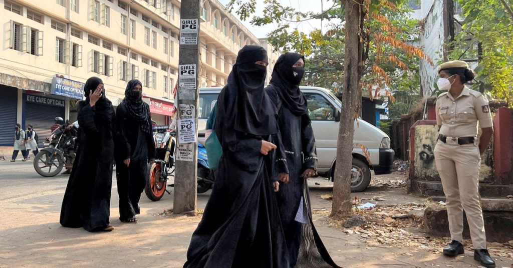 Indiase rechtbank handhaaft staatsverbod op hoofddoeken op scholen, zou een nationaal precedent kunnen scheppen