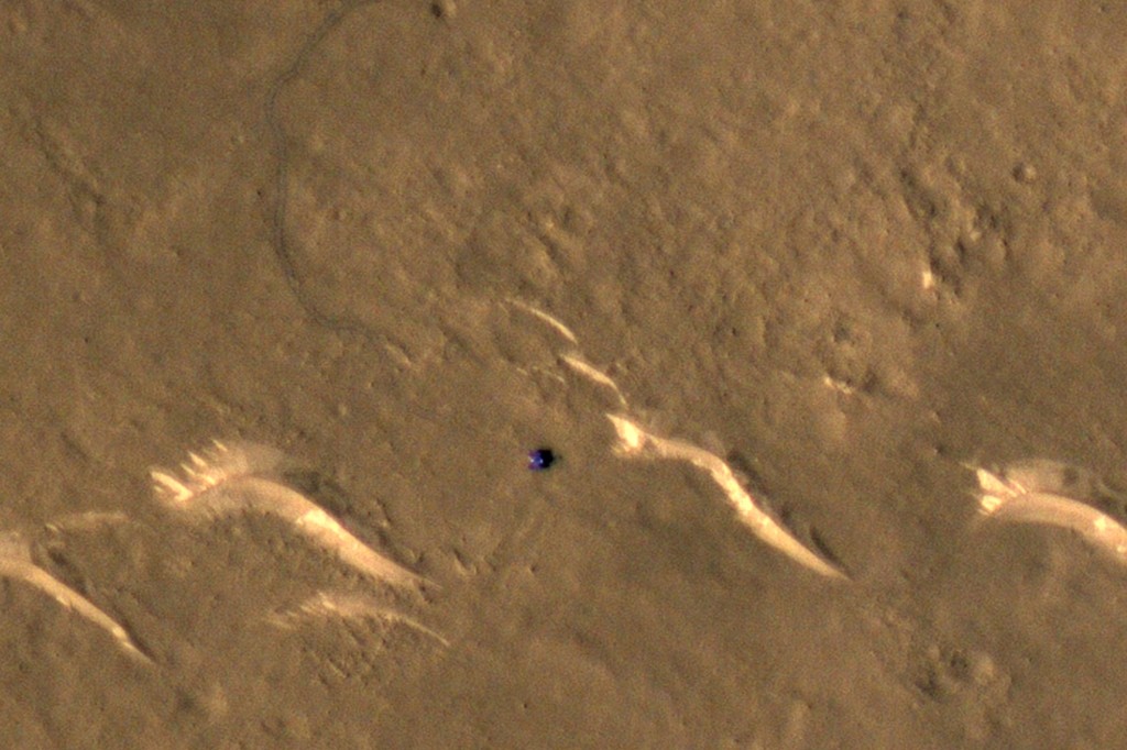 NASA onthult een vogelvluchtbeeld van Mars waarop een van de enige bewoners van de planeet te zien is