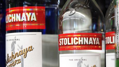 Flessen Stolichnaya-wodka die in 2020 te zien waren. De wodka, die vooral bekend stond omdat hij als Russisch op de markt werd gebracht, zal nu worden verkocht en op de markt gebracht als Stoli, zei het bedrijf in een verklaring.