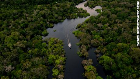 Een luchtfoto van een snelvarende boot op de Gurora-rivier in de gemeente Karuari, in het hart van de Braziliaanse Amazone-jungle, 15 maart 2020. 
