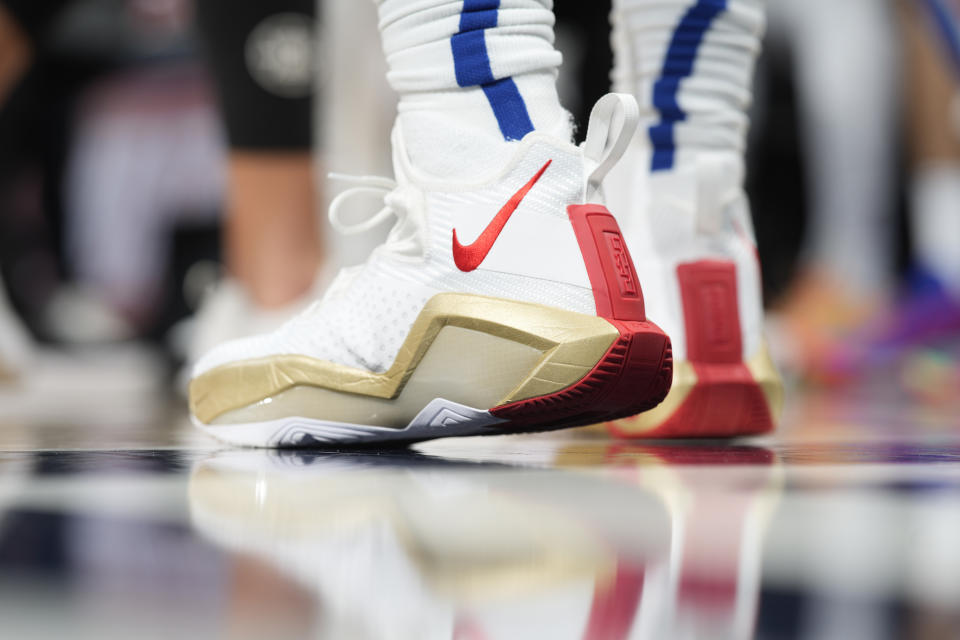 Nike basketbalschoenen gedragen door Los Angeles Clippers bewaken Eric Bledsoe (12) tijdens de tweede helft van een NBA-basketbalwedstrijd op woensdag 19 januari 2022 in Denver.  De Nuggets wonnen met 130-128 in overwerk.  (AP Foto/David Zalubowski)