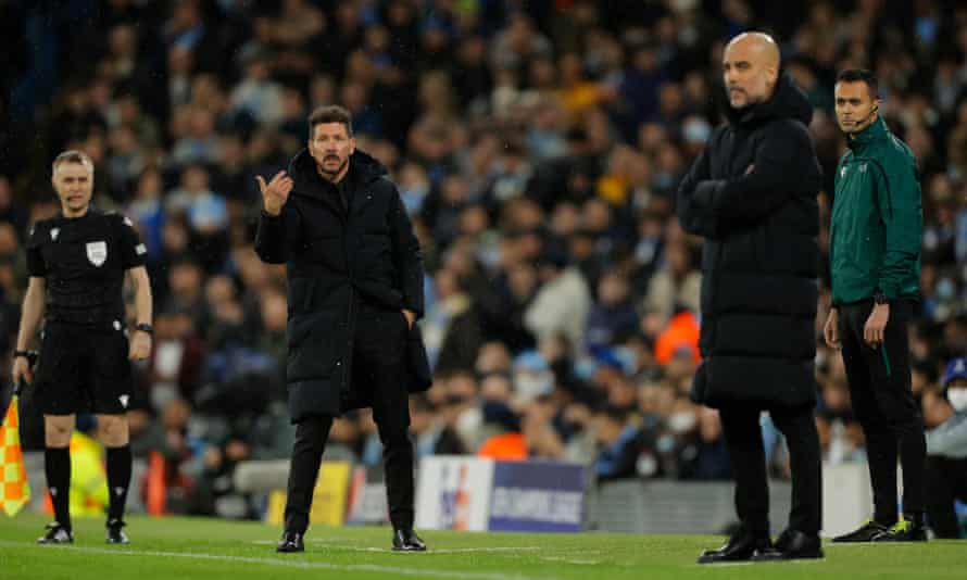 Atletico Madrid-coach Diego Simeone (tweede van links) en Manchester City-coach Pep Guardiola.