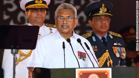 De Sri Lankaanse president Gotabaya Rajapaksa (midden) spreekt de natie toe op 4 februari in Colombo.