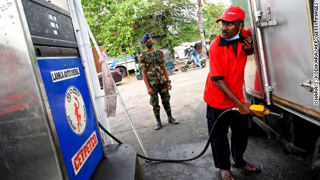 Sri Lanka stuurt troepen naar benzinestations te midden van toenemende economische crisis