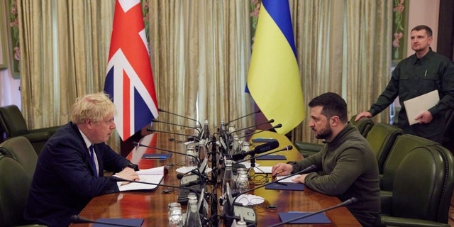 De Britse premier Boris Johnson ontmoet op zaterdag 9 maart 2022 de Oekraïense president Volodymyr Zelensky in Kiev.