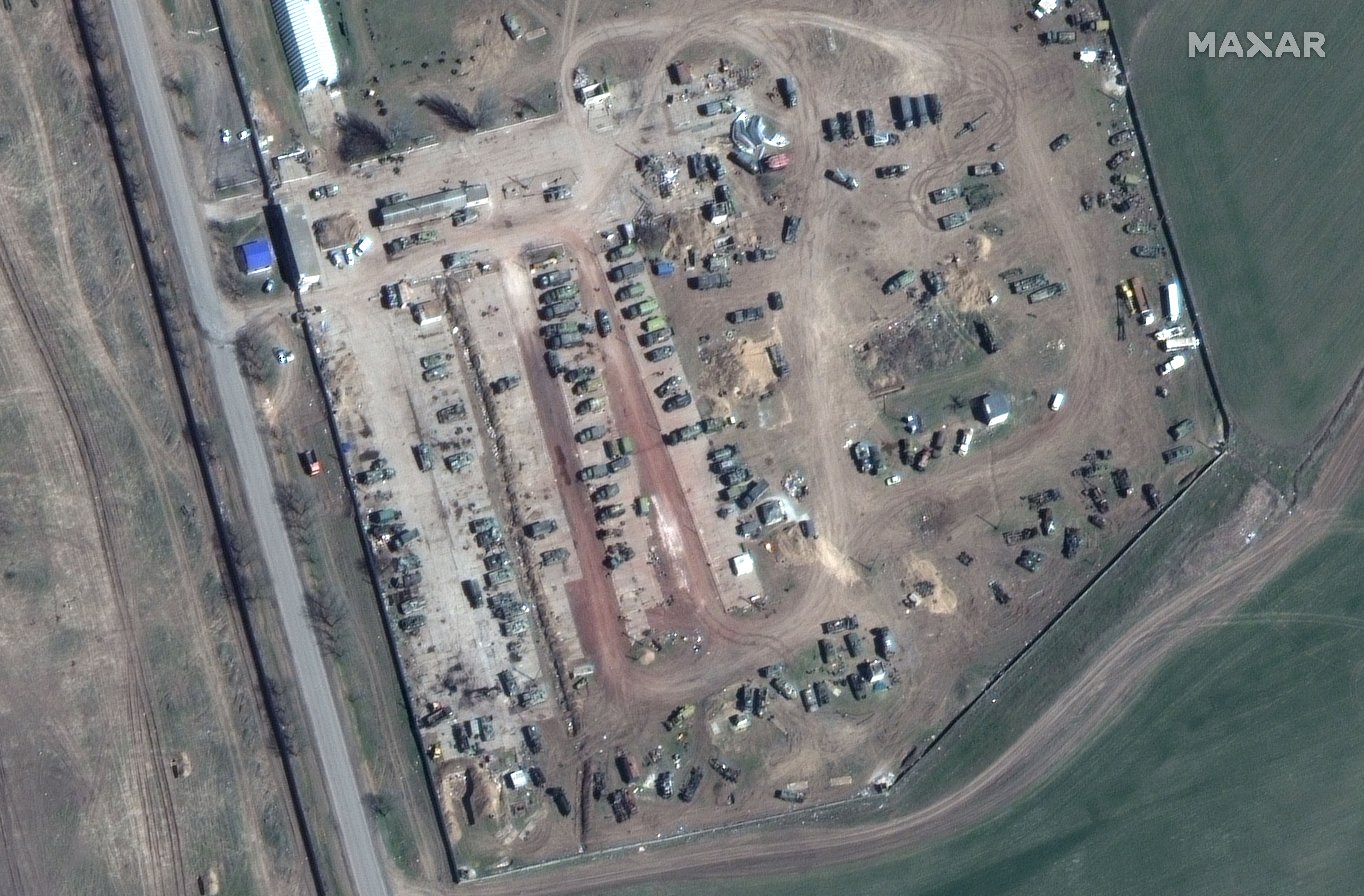 Een afbeelding van een Russisch onderhoudsgebied voor bepantsering en uitrusting nabij een luchthaven in Cherson, Oekraïne, genomen op 12 april.