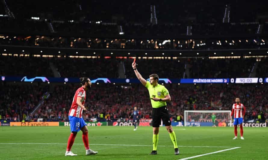 Scheidsrechter Daniel Seibert kende een rode kaart toe aan Felipe van Atletico Madrid.