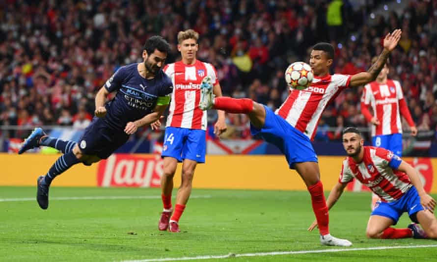 Ilkay Gundogan van Manchester City staat onder druk van Reinildo Mandava van Atlético Madrid.
