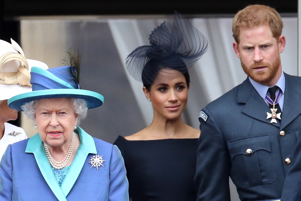 Koningin Elizabeth II, Prins Harry, Hertog van Sussex en Meghan, Hertogin van Sussex op het balkon van Buckingham Palace terwijl de koninklijke familie evenementen bijwoont ter gelegenheid van het honderdjarig bestaan ​​van de RAF op 10 juli 2018 in Londen, Engeland. 
