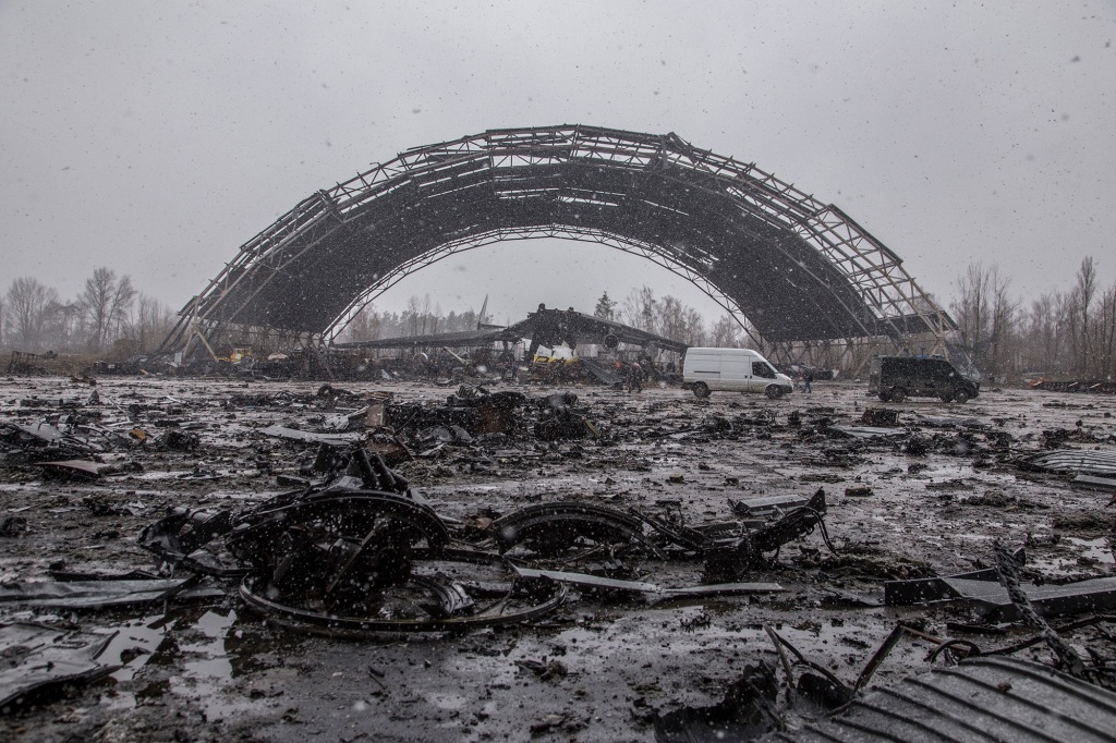 Hangar met het grootste beschadigde Oekraïense transportvliegtuig Antonov An-225 Mriya 