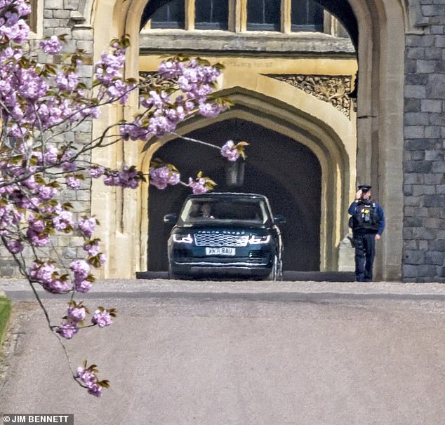 Wegkomen: de koningin verliet Windsor Castle vanmorgen, afgebeeld, na een veelbewogen paasvakantie met een bezoek van de hertog en hertogin van Sussex