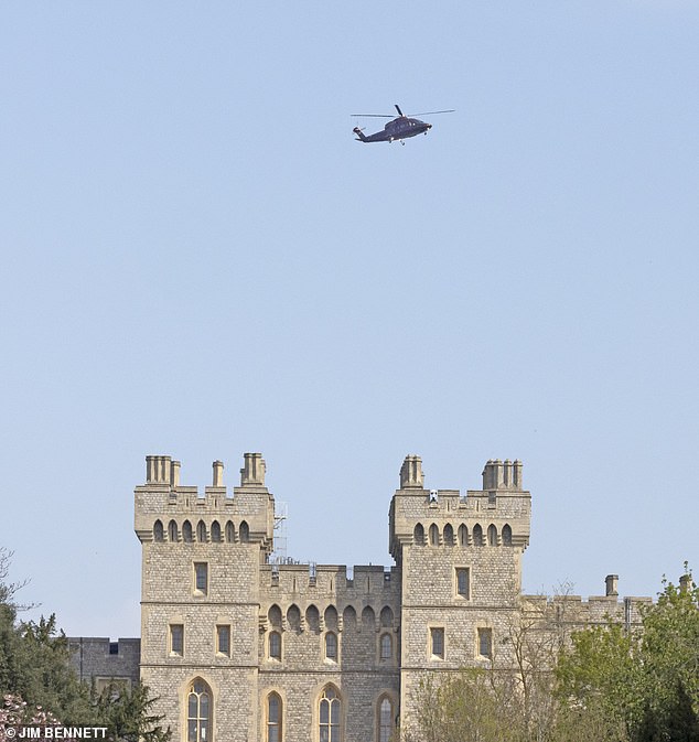 Windsor verlaten: de koningin vloog vanmorgen per helikopter naar Norfolk Estate