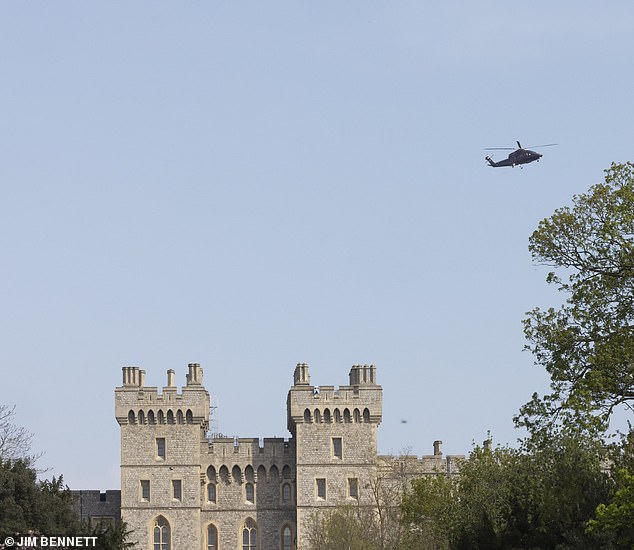 Vliegen: helikopter boven Windsor Castle terwijl de koningin op de vlucht naar Norfolk . was