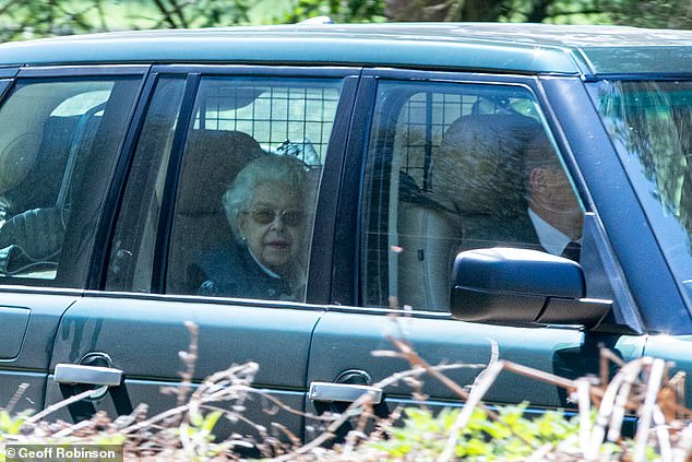 Rustige vieringen: de koningin arriveert morgen voor haar 96e verjaardag bij het huis van haar overleden geliefde echtgenoot in Sandringham.  Afgebeeld, de aankomst van de koningin op Wood Farm